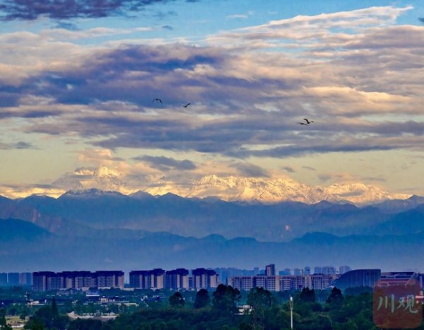 第一证券 狂风暴雨后成都迎来雪山日出美景 日照金山再现