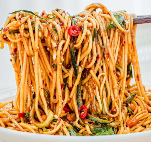 大象配资 天热做凉面，别只会加生抽和醋！教你一招，做法简单，酸辣爽口