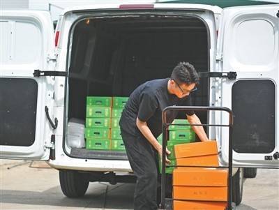 笑赢配资 新能源汽车下乡进行时：车型丰富服务优，充电短板加速补